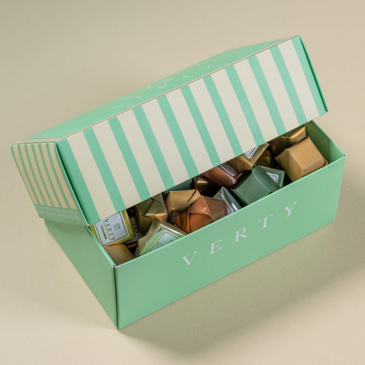 Classic Assorted Chocolate, 1 KG. Assorted milk chocolate and dark chocolate pieces with exciting fillings of nuts, dried fruits, praliné, chocolate cream, ...